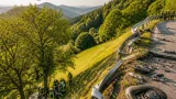 Mann verliert Kontrolle: Pkw stürzt rund 200 Meter Abhang hinab – Rettung mit Hubschrauber