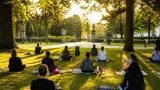 Meditationsparty im Bürgerlustpark: Sahaja Yoga lädt am 19. Juli zum gemeinsamen Üben