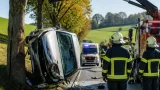 Medizinischer Notfall am Steuer: Feuerwehr richtet Pkw auf und befreit verletzten Lenker