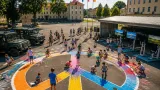 Mehr als 100 Kinder gestalteten Friedensbild und blickten hinter die Kulissen der MARTIN-Kaserne