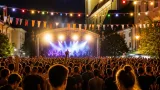 Mehr als 2.000 Besucher feiern Queen-Klassiker am Kirchenplatz
