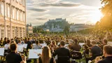 Mehr als 300 Musikerinnen und Musiker spielen Mozart im Mirabellgarten