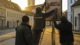 Mistelbach bringt Erinnerung an P. Titus Helde mit Infotafel an der Pater Helde-Straße sichtbar