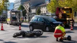 Motorrad stürzt bei Kreuzungszusammenstoß in Lienz – Biker nach Behandlung entlassen