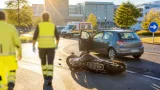 Motorradlenkerin nach Kollision in Villach selbst ins Spital – Sonneneinstrahlung als Ursache genannt