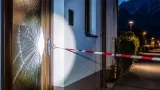 Nächtliche Sachbeschädigung in Reutte: Scheibe einer Haustür eingeschlagen