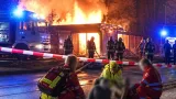 Nächtlicher Brand in Neusiedl: Holzzubau zerstört, zwei Personen versorgt