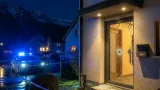Nächtlicher Einschlag an Haustürfenster in Reutte: Polizei ermittelt nach Sachbeschädigung
