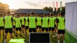 Neue Trainingsüberzieher für Nachwuchs: Politik und Verein fördern Fußballcamp in Schweinbach