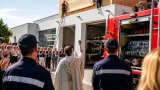 Neuer Kaplan segnet Feuerwehrhaus – tritt selbst der Feuerwehr bei