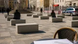 Neuer Platz: 24 feste Betonbänke als Schutz und Sitzgelegenheiten