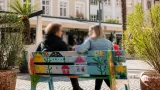 Neues „Ratschbankerl“ am Hauptplatz soll Begegnungen und Gespräch fördern