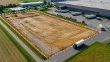 Niceshops kauft 23.000 m² bei Saaz und bündelt Logistik künftig zentral