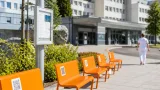 Orange Bänke vor LKH Wolfsberg: Sichtbares Zeichen und Direktzugang zu Hilfe für Frauen