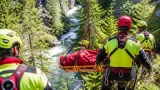 Person aus der Erlaufschlucht geborgen: Feuerwehren führten Korbschleiftrage-Einsatz durch