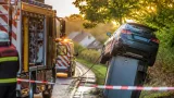 Pkw bleibt auf Stromverteilerkasten stehen – Bergung nach Abschaltung durch EVN
