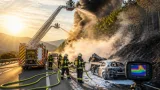 Pkw-Brand auf S36 bei Zeltweg: Feuer griff kurz auf Wald über, Einsatz mehrerer Feuerwehren