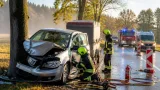 Pkw mit Anhänger verunglückt bei Straß: Lenker eingeklemmt und verletzt