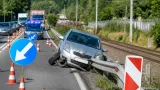 Pkw prallte gegen Leitschiene auf B127: Ein Verletzter, zeitweise Sperre und Rückstau