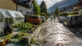 Plötzliches Hagelgewitter trifft Puchberg – Gärten und Fahrzeuge beschädigt