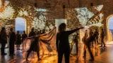 Pulverturm wird Bühne: Tanzensemble und italienisches Theater schaffen begehbares Labyrinth