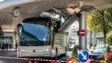 Reisebus bleibt an Bahnsteigüberdachung hängen – kein Personenschaden am Bregenzer Bahnhof