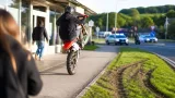 Riskante Flucht in Ybbs: Motorradlenker setzt Verfolgung über Gehsteige und Grünflächen fort