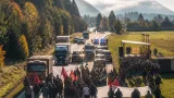 Rund 1.000 Demonstranten legen Fernpassstraße zwei Stunden lahm