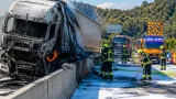 Sattelzug prallt auf A2 gegen Mittelleitwand, großer Feuerwehreinsatz und Sperre