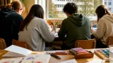 Schülerinnen und Schüler gestalten Kondolenzkarten für Palliativstation in Hollabrunn