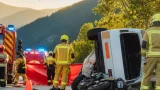Schwerer Unfall auf B 23 in Neuberg an der Mürz: Motorradlenker unter Kleintransporter eingeklemmt