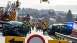 Schwerer Unfall auf B1 bei Edt bei Lambach: Mehrere Verletzte, Sperre und Rettungskräfte im Einsatz