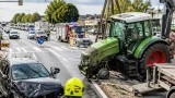 Schwerer Zusammenstoß auf der B1 bei Marchtrenk: Traktorbergung mit Kran sorgt für Stau