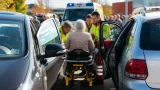 Seniorin in Feldkirchen beim Aussteigen zwischen zwei Autos eingeklemmt und verletzt