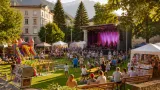 Sommerfest im Klostergarten: Familienprogramm mit Kasperl, Zaubershows und Spielstationen