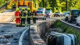 Spektakulärer Unfall auf der B129 in Leonding: E-Auto stürzt von Mauer