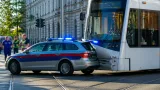 Straßenbahn prallt in Graz gegen Heck eines Streifenwagens – Polizist leicht verletzt