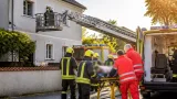 Teleskopmastbühne half bei Rettung aus dem 1. Obergeschoss in Raabs