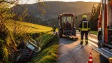 Traktor stürzt in Rohrbachgraben: Feuerwehr sichert Fahrzeug und verhindert Schlimmeres