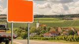 Über 200 neue orangene Weinstraßen-Tafeln sollen Region sichtbarer machen