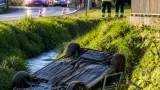 Übungsfahrt endet im Bach: Wagen stürzt 2–3 Meter ab, Insassen unverletzt