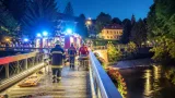 Vier Feuerwehren bergen verletzte Passantin von Holzbrücke in Maiersch