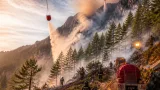 Waldbrand im Toten Gebirge: Feuerwehr und Hubschrauber kämpfen gegen schwer zugängliches Feuer