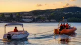 Wasserrettung Krumpendorf schleppte Elektroboot am Wörthersee ab — keine Verletzten