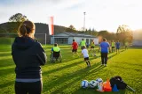 Wie ein junger Fachsozialbetreuer in St. Veit mit Fußball Barrieren abbaut