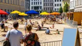 „Wiener NeuStrand“ eröffnet: 120 Tonnen Sand und konsumfreier Stadtstrand in der Lederergasse