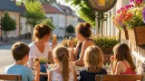 Wirt spendiert Eis: Kinder und Pädagoginnen freuen sich über sommerliche Geste