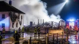 Wirtschaftsgebäude in Irschen vollständig zerstört – Nachlöscharbeiten und Brandursachenermittlung laufen