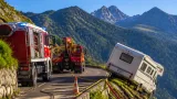 Wohnmobil drohte am Wurzenpass abzustürzen – Feuerwehr sicherte Fahrzeug