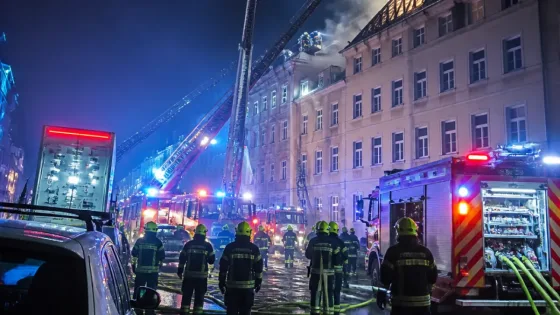 Großbrand in Wien-Meidling: Dach in Böckhgasse gelöscht – Warnung an Anrainer